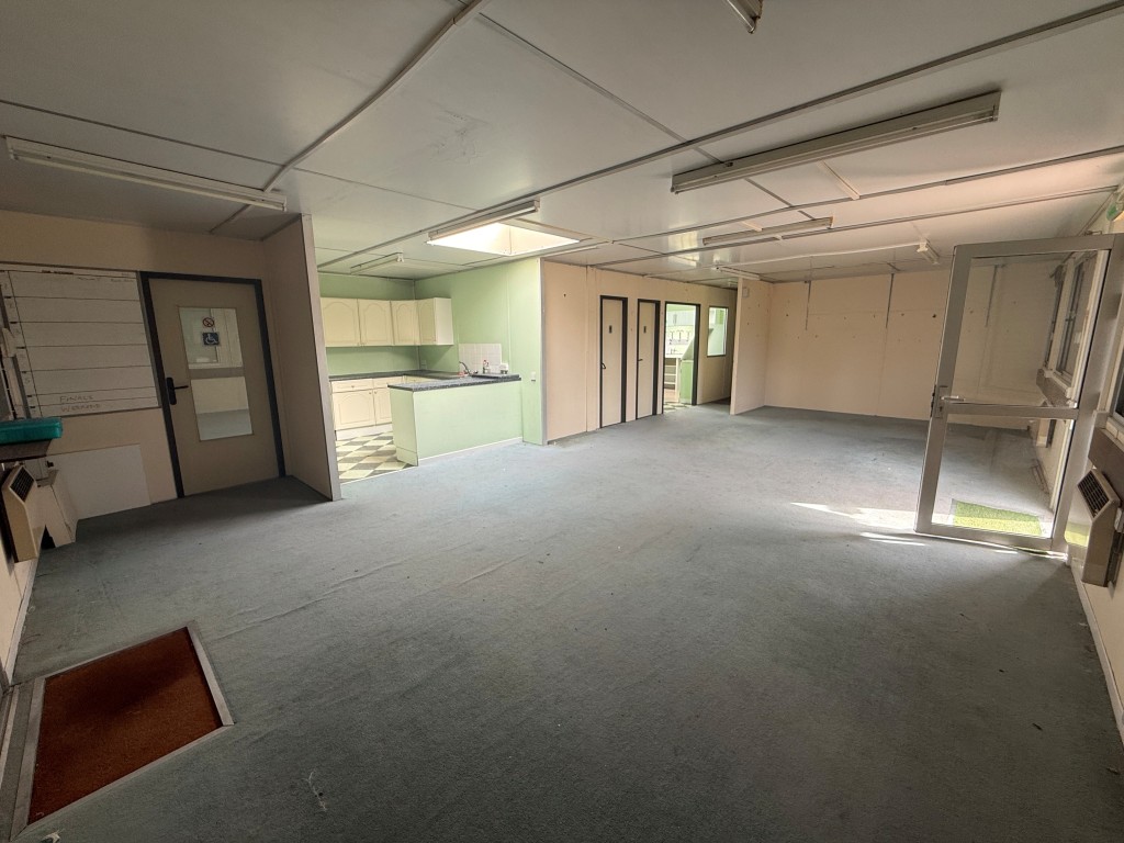 Lot: 100 - BOWLS CLUB WITH POTENTIAL - Area inside clubhouse